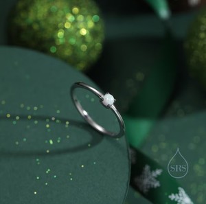 Bague délicate en argent sterling avec opale de feu miniature de 3 mm, sertie à griffes, opale de laboratoire blanche, pour empilage - Product Image 1