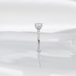 แหวนเพชรเพาะเลี้ยง 2 กะรัต รับรองโดย IGI สี E ความสะอาด VVS2 ทรงกลมสามเม็ด ทองคำขาว 14K แหวนหมั้น - Product Image 4