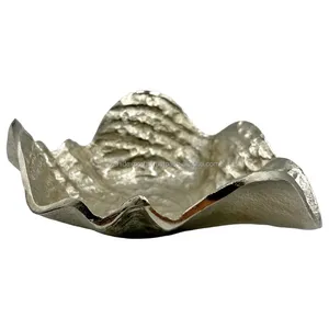 Bol en métal de luxe décoratif moderne fait à la main pour les repas et les événements motif floral surélevé martelé et plat de fruits plaqué sûr - Product Image 4