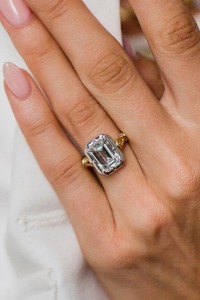 Anillo de Compromiso de Lujo en Oro de 14 Quilates con Diamante de Corte Esmeralda de 3.5 Gramos y Engaste de Garras, Joyería Fina Personalizada - Product Image 4