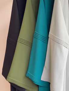 Abaya islámica de poliéster para mujer al por mayor, cuello alto, fruncido frontal, manga abullonada tipo linterna, corte ajustado, maxi, color liso, con bordado de cuentas personalizado - Product Image 2