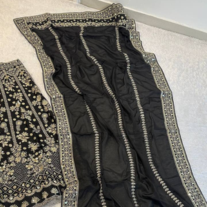 Lehenga Choli de seda Chinon negra con lentejuelas Zari y trabajo Dori, semicosturado, con Dupatta bordada, precio al por mayor de Royal Export - Product Image 4