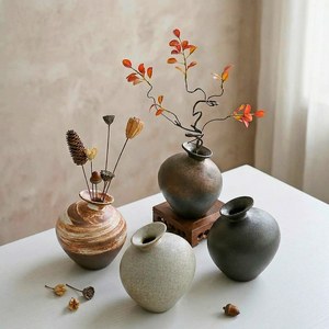 Vase en céramique artisanal de haute qualité, style Wabi-Sabi vintage, en grès cuit au four, pour table, par UO INDIA - Product Image 1