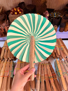 Éventail rustique vietnamien en feuille de coco, artisanat en bambou fait main, éventail rafraîchissant pour l'été, la plage, les mariages et la décoration de fête - Product Image 5
