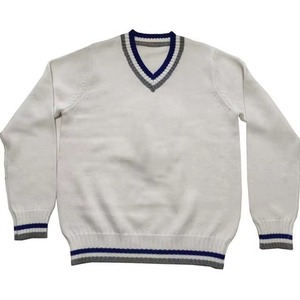 Pull en tricot blanc à col en V avec bordure rayée bleue et grise - Product Image 1