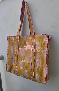 Sac fourre-tout en coton matelassé fait main de haute qualité, style bohème, avec imprimé léopard, base jaune moutarde, bretelles - Product Image 6