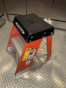 Escabeau pliant en métal à 2 marches, échelle en A pour l'entretien domestique et le garage - Product Image 3