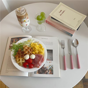 Ensemble de couverts en acier inoxydable avec manches en plastique à carreaux rouges, cuillère, fourchette, couteau, couverts de table classiques pour un usage domestique - Product Image 5