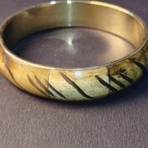 Bracelet de style vintage en laiton avec doublure intérieure, motif de feuille gravé foncé, incrustation de style osseux sculpté, bijoux ethniques tribaux - Product Image 4