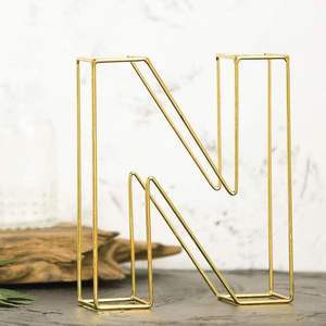 Organizador Multiusos de Alambre Dorado con Diseño Geométrico Clásico, Porta Servilletas, Duradero, de Pie, con Letras 3D - Product Image 3