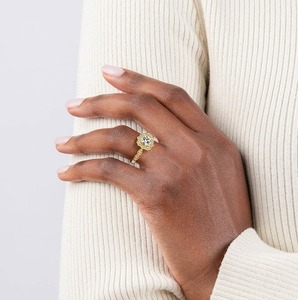 Anillo de Compromiso Vintage con Forma de Flor y Diamantes en Oro Blanco con Engaste Pavé y Corte Brillante Redondo para Mujer - Product Image 2