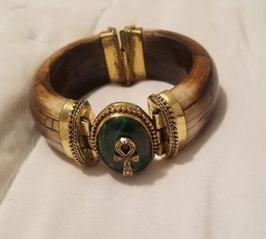 Bracelet de luxe fait main en corne animale moderne, matériau écologique et biologique, incrustation d'os, style artisanal, couleur et forme naturelles - Product Image 2