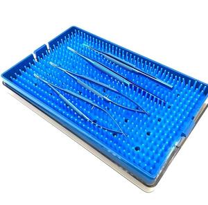 Kit chirurgical ophtalmique en titane 4 pièces, comprenant des ciseaux de microchirurgie, un porte-aiguille, des pinces, avec plateau en acier inoxydable - Product Image 2