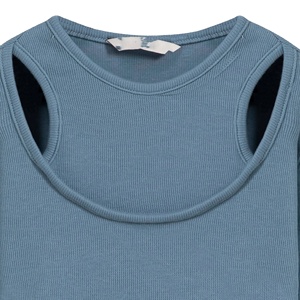 Tops cortos de satén marrón para mujer Camiseta sin mangas con cuello cruzado y lazo Camiseta ecológica con servicios OEM personalizados - Product Image 5