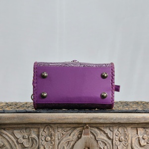 Bolso de Mano Mediano de Cuero Morado de Lujo Venus Leathers, Diseño Floral Repujado, Ligero, Cierre de Cremallera de Alta Calidad - Product Image 5