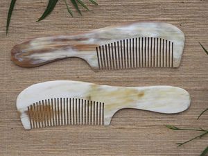 Peigne en corne naturelle fait à la main pour les soins quotidiens des cheveux, outil de démêlage et de lissage des cheveux - Product Image 3