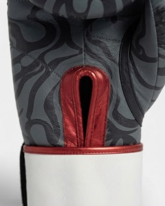 Gants de boxe en cuir véritable noir et gris à motif flamme, bordure rouge, fermeture à lacets, sangle de poignet réglable, doigts entièrement couverts, unisexe - Product Image 4