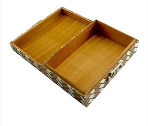 Caja de joyería decorativa de resina hecha a mano, organizador de almacenamiento, estuche elegante y único para exhibir anillos y pendientes en el tocador del hogar. - Product Image 1