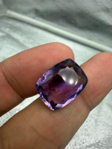 Ametyste violette naturelle taille coussin 12,25 carats 17,5x13,5x7,5mm, clair sous loupe, non monté, facetté, provenance mines africaines, pour la fabrication de bijoux, avec jeu de couleurs - Product Image 2