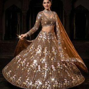 Lehenga Choli de Diseño con Red de Mariposas Suave, Bordado de Espejo Real y Lentejuelas, con Dupatta |   Lehenga de boda semicompuesta estilo Flare - Product Image 4