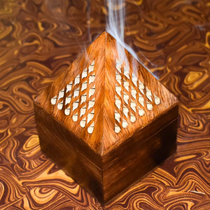 Boîte à encens pyramidal en bambou faite à la main, décoration religieuse pour la maison - Product Image 1