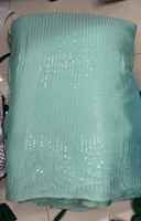 Tissu en soie froissée vert menthe avec des lignes verticales et des broderies de paillettes scintillantes pour les saris de créateurs et les vêtements ethniques