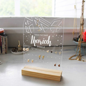 Elegante soporte de acrílico para pendientes: una forma elegante y funcional de exhibir sus pendientes mientras los mantiene organizados - Product Image 5