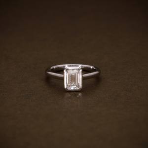 Anillo de Compromiso con Diamante Cultivado en Laboratorio, Corte Esmeralda, Engaste en Bisel, Certificado VVS2, Anillo de Boda Solitario, Oro de 18K, Joyería Fina para Mujer - Product Image 3