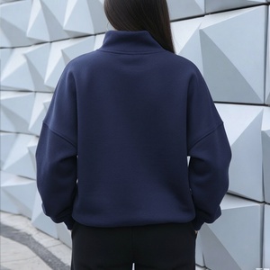 เสื้อสเวตเชิ้ตคอเต่าสีน้ำเงินกรมท่าขนาดใหญ่สำหรับผู้หญิง พร้อมลายกราฟิกตัวอักษร Trackstar สไตล์สตรีทแวร์สุดชิค - Product Image 2