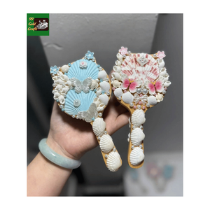 Espejo de Maquillaje Vintage con Conchas Marinas, Espejo de Vanidad Inspirado en el Océano, Espejo de Mano Hecho a Mano con Conchas y Perlas, Regalo de Viaje - Product Image 1