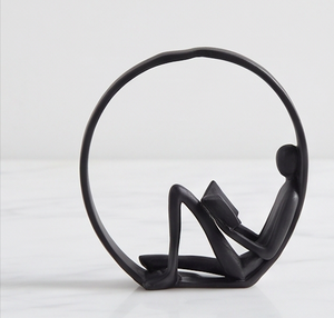 Sculpture abstraite moderne en résine noire, figurine lisant un livre, décoration artistique circulaire pour table de salon - Product Image 1