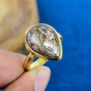 Anillo de Plata de Ley 925 con Baño de Oro de 18k y Gema de Concha Natural Blanca en Forma de Pera - Product Image 1