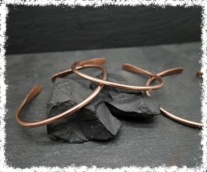 Bracelet manchette en cuivre pur fait main, ajustable avec extrémité en forme de palette, en métal massif, bijou artisanal en cuivre pour la guérison et le bien-être, pour hommes et femmes. - Product Image 3