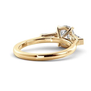 Élégante bague de fiançailles à trois pierres en or blanc 14 carats avec émeraude et diamant de laboratoire en forme de poire 2,40 CT - Product Image 4