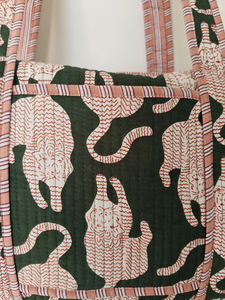 Sac de voyage matelassé en coton vert foncé à imprimé tigre, fermeture éclair, doubles poignées, unisexe |   Sac léger 20-35L - Product Image 5