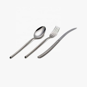 Juego de cubiertos de plata de lujo con mango de diseño de cheque único Juego de cubiertos de aspecto real moderno para el hogar o el hotel - Product Image 2