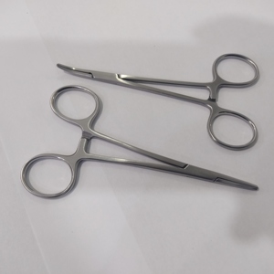 Pinzas Hemostáticas Curvas de Acero Inoxidable MEDIHEAL SURGICAL CORPORATION de 5 Pulgadas (12.5cm) con Puntas Serradas - Product Image 5