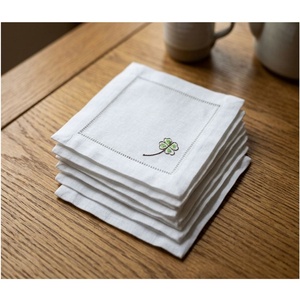 Serviette de cocktail carrée moderne en coton brodé personnalisée, motif feuille porte-bonheur, 6x6 pouces, durable, réutilisable, avec ourlet festonné, pour la maison et la restauration - Product Image 1