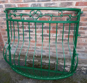 Rampe de balcon murale en fer forgé avec motifs décoratifs ; résistante à la rouille, facile à assembler et adaptée à une utilisation en extérieur. - Product Image 5