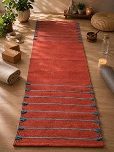 Tapete de Ejercicio Rectangular Rojo de Chenilla Tejida con Borde de Borlas Azules, Estilo Contemporáneo para Uso Doméstico - Product Image 4