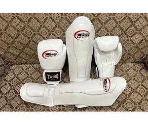 Guantes de Boxeo de Piel Blanca Twins Muay Thai y Espinilleras para Entrenamiento de Artes Marciales, Sparring, Adultos, Unisex, Cierre de Gancho y Bucle - Product Image 1