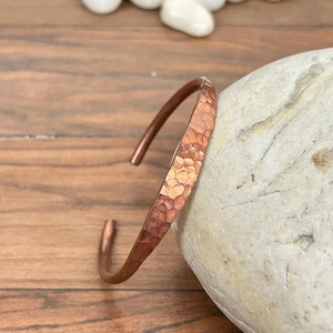 กำไลข้อมือทองแดงทำมือลวดลายเกลียว ดีไซน์หรูหราสำหรับใส่ทุกวัน - Product Image 4