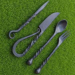 Ensemble de couverts médiévaux torsadés forgés à la main en 3 pièces, style Viking, couteau, cuillère, fourchette - Product Image 4