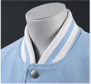 Veste universitaire bleu clair pour homme avec broderie de lettres blanches sur le devant, coupe classique - Product Image 3