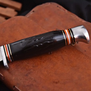 Couteau de chasse artisanal en acier carbone – Couteau à lame fixe avec manche en résine noire et étui en cuir - Product Image 3