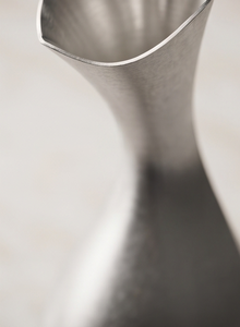 Vase en métal lourd à bord incliné unique, texture moulée, décoration de table, fournitures pour commandes en gros - Product Image 2