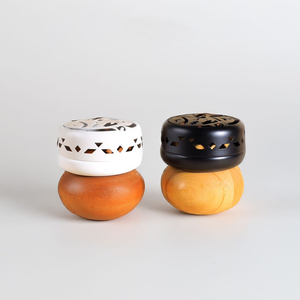Exquisito Par de Quemadores Mubkhar con Tapas de Metal Blanco y Negro y Bases Redondeadas de Madera Natural para Aromaterapia en el Hogar - Product Image 1