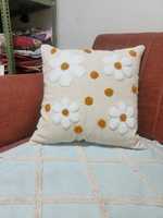 Housse de coussin décorative carrée en coton brodée avec des fleurs de marguerite et des pois moutarde