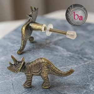 Poignée et bouton de meuble modernes en fonte en forme de dinosaure pour tiroirs de rangement de salle de bain et de cuisine - Product Image 1