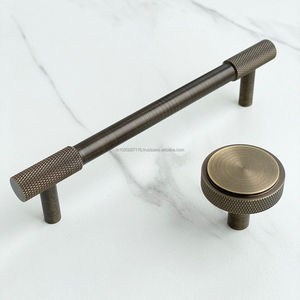 Tirador de metal ideal para armarios de baño, ofrece durabilidad resistente a la corrosión, adecuado para áreas con humedad. - Product Image 1
